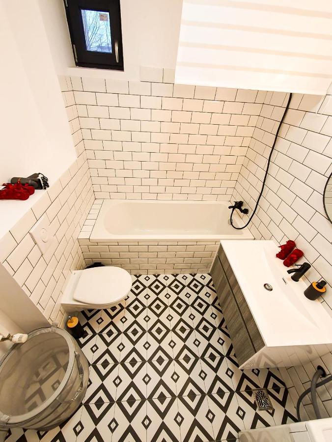 Urban Retreat: Industrial Chic 1Br Ap - Heart Of Bucharest Appartement Buitenkant foto